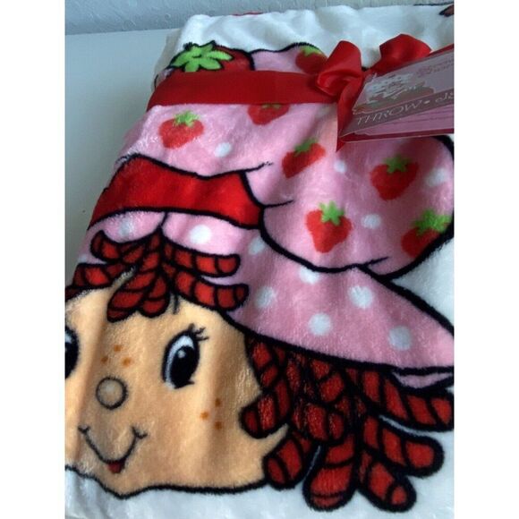 Strawberry Shortcake 60 X 70” Soft Plush Soft Throw Blanket Pink Red Face NEW - Picture 10 of 14